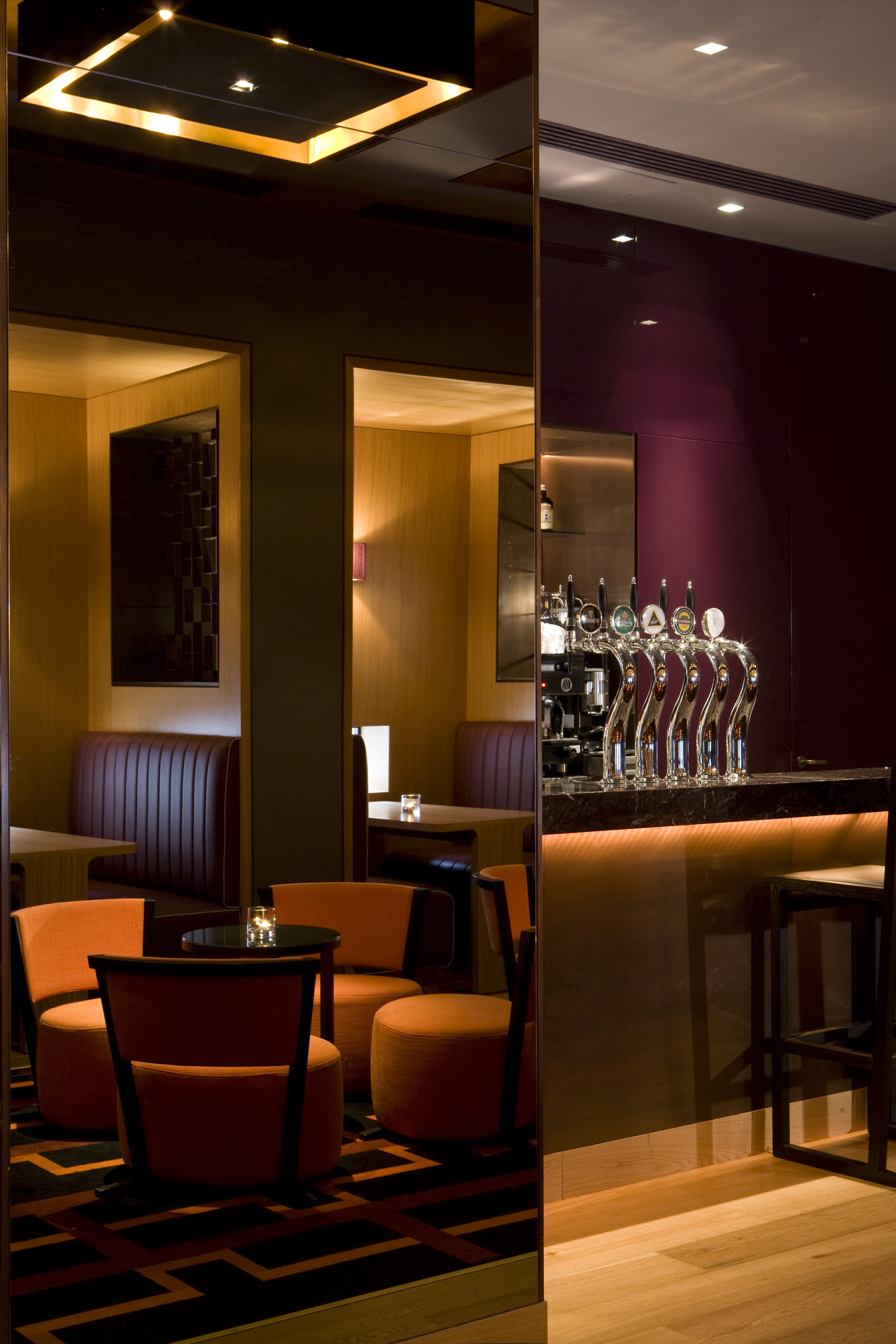 The Fitzwilliam Hotel Белфаст Екстер'єр фото The bar at the hotel