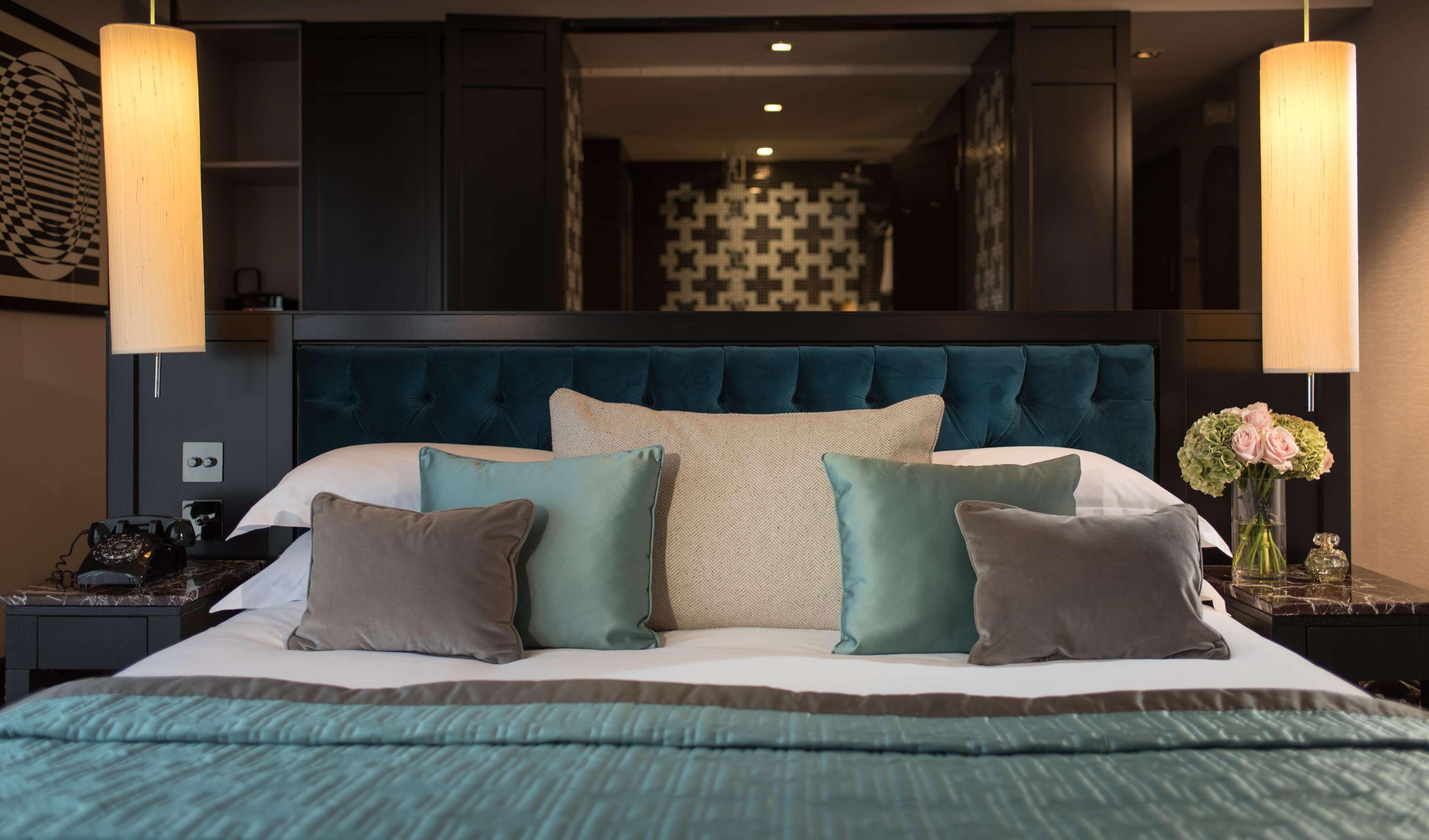 The Fitzwilliam Hotel Белфаст Екстер'єр фото A bedroom at the hotel