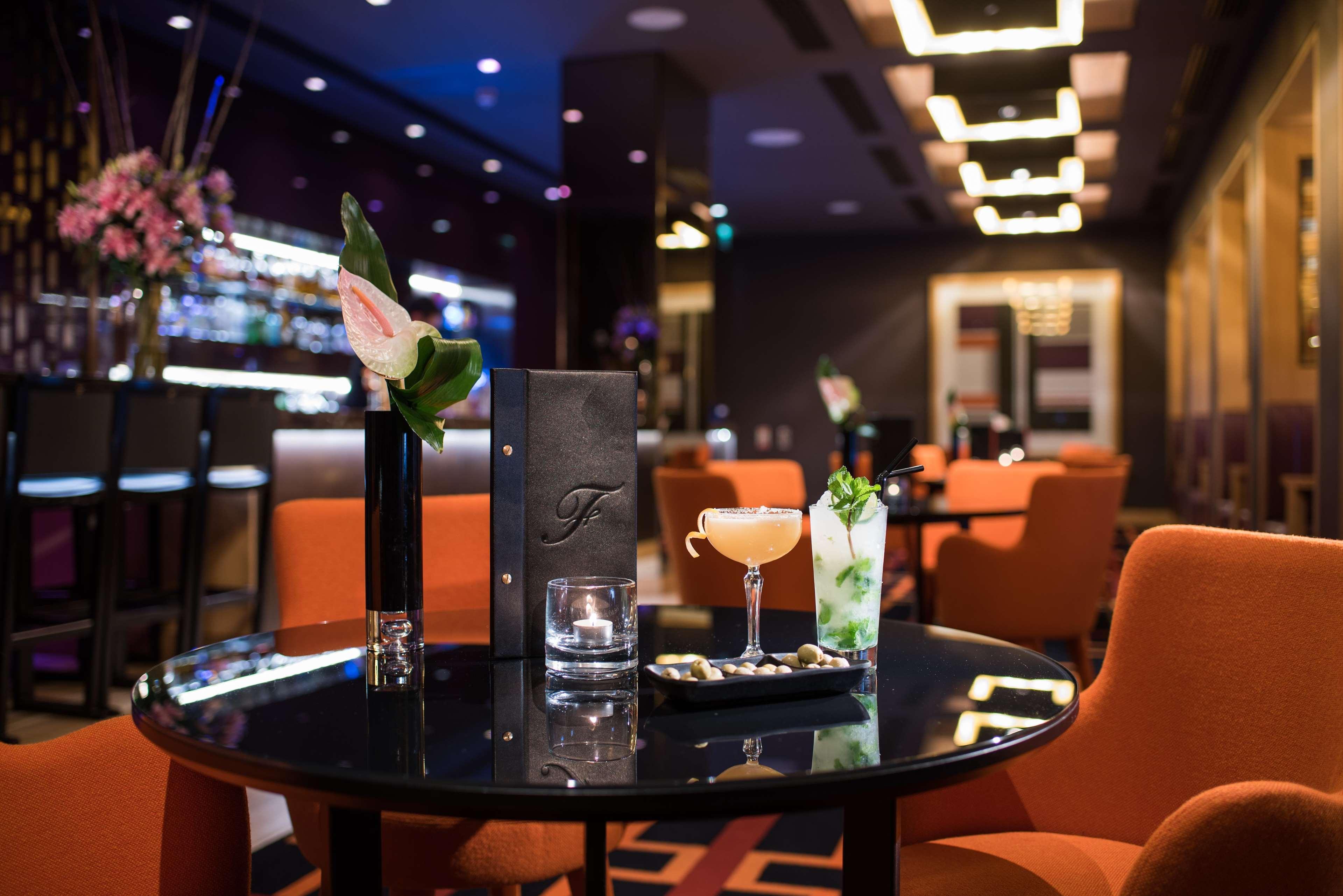 The Fitzwilliam Hotel Белфаст Екстер'єр фото The bar at the hotel