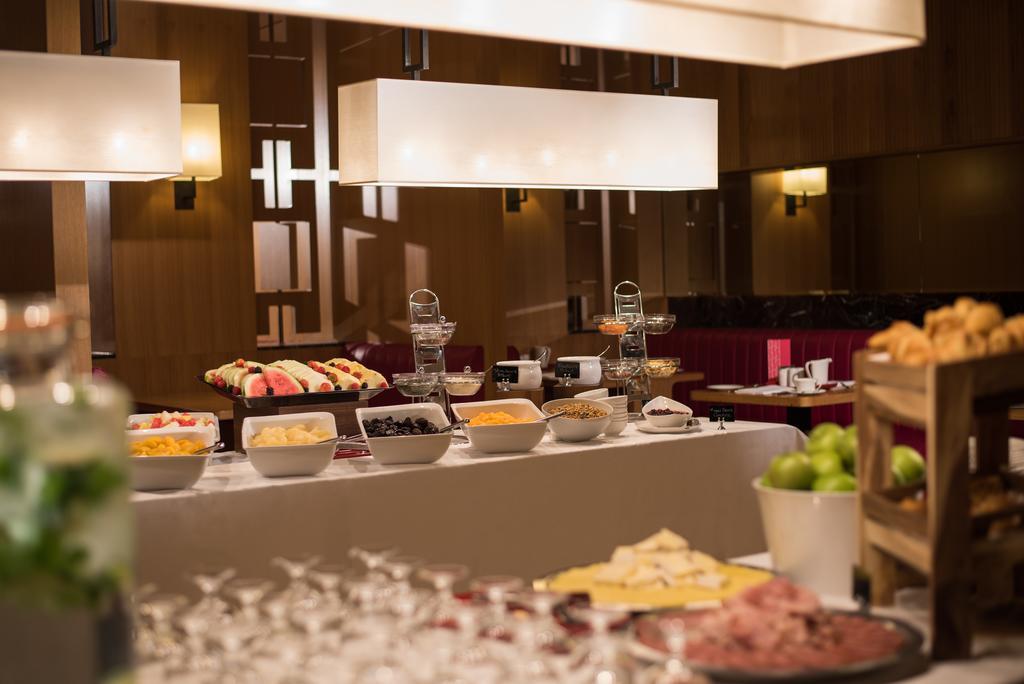 The Fitzwilliam Hotel Белфаст Екстер'єр фото The buffet at the hotel